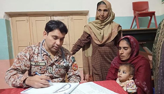 کراچی: رینجرز کا مچھر کالونی میں فری میڈیکل کیمپ
