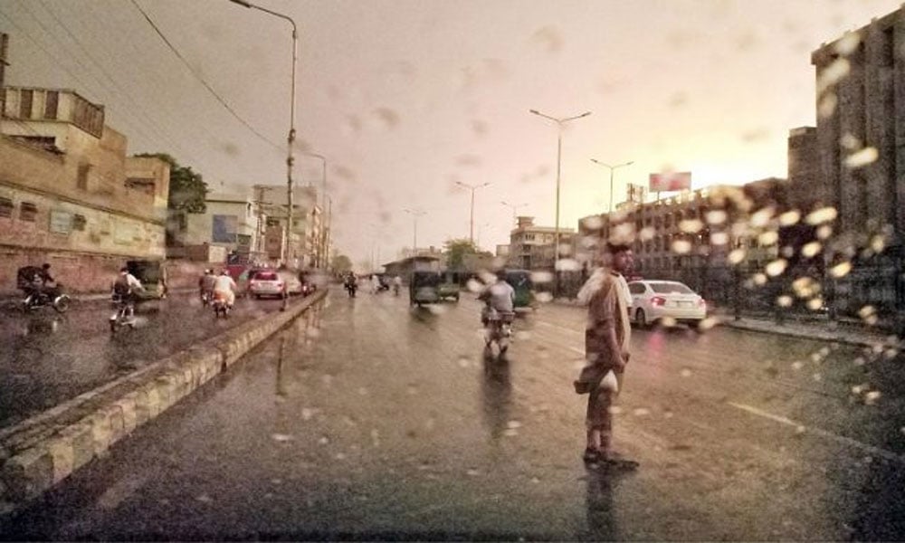 کراچی میں بارش شروع، بجلی غائب