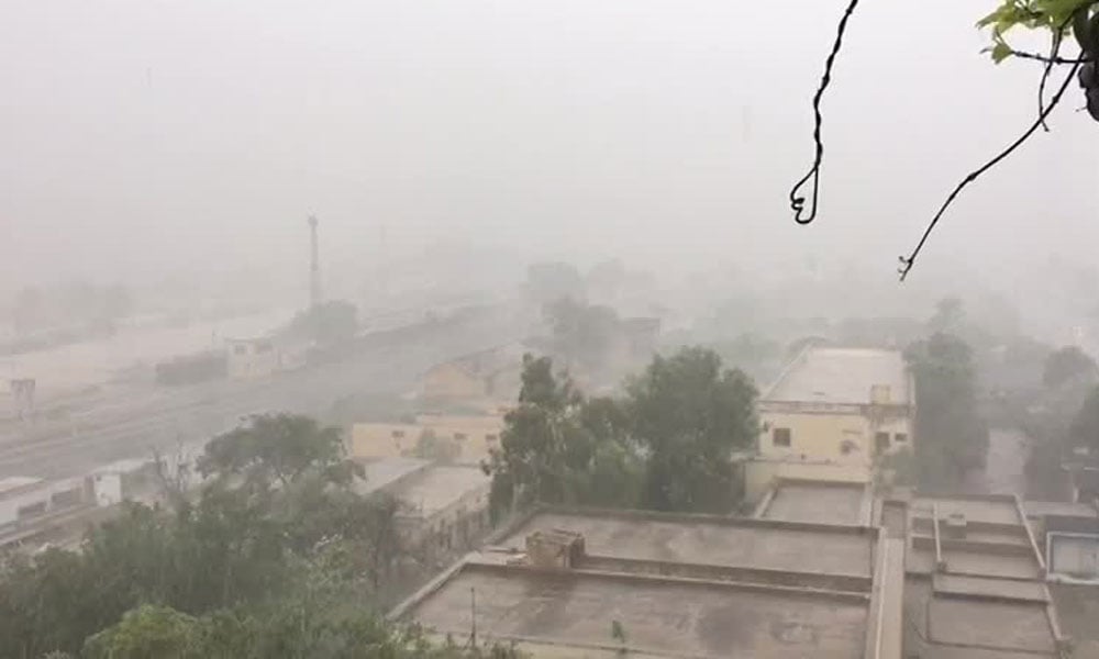 کراچی: بارش جاری، کرنٹ لگنے سے 2 افراد جاں بحق