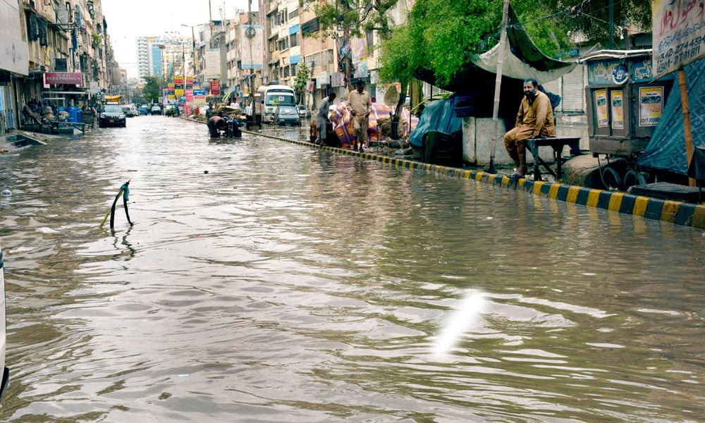 کراچی: بارش جاری، کرنٹ لگنے سے 2 افراد جاں بحق