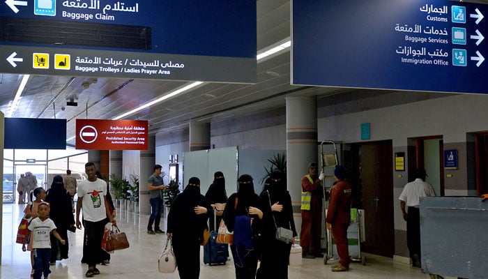سعودی خواتین کو بیرون ملک تنہا سفر کی اجازت پر عمل درآمد شروع