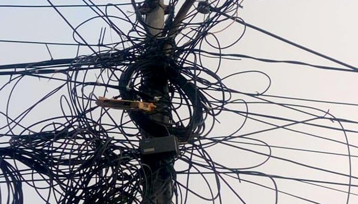 بجلی کے کھمبوں سے انٹرنیٹ اور ٹی وی کیبلز ہٹانا شروع