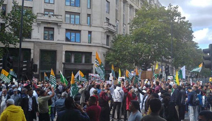 لندن: بھارتی ہائی کمیشن کے سامنے پاکستانی کمیونٹی کا احتجاج