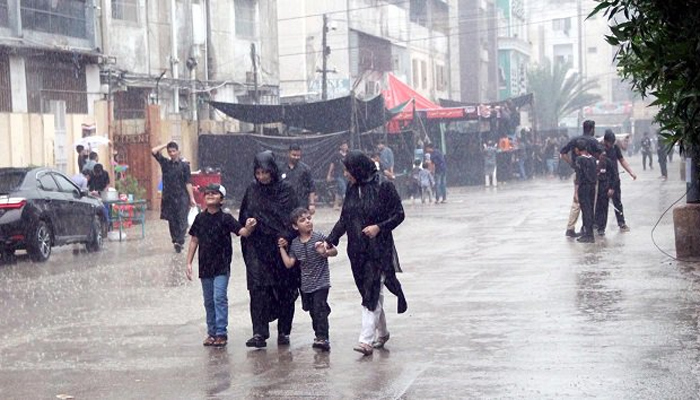 کراچی کے مختلف علاقوں میں بادل پھر برسنے لگے