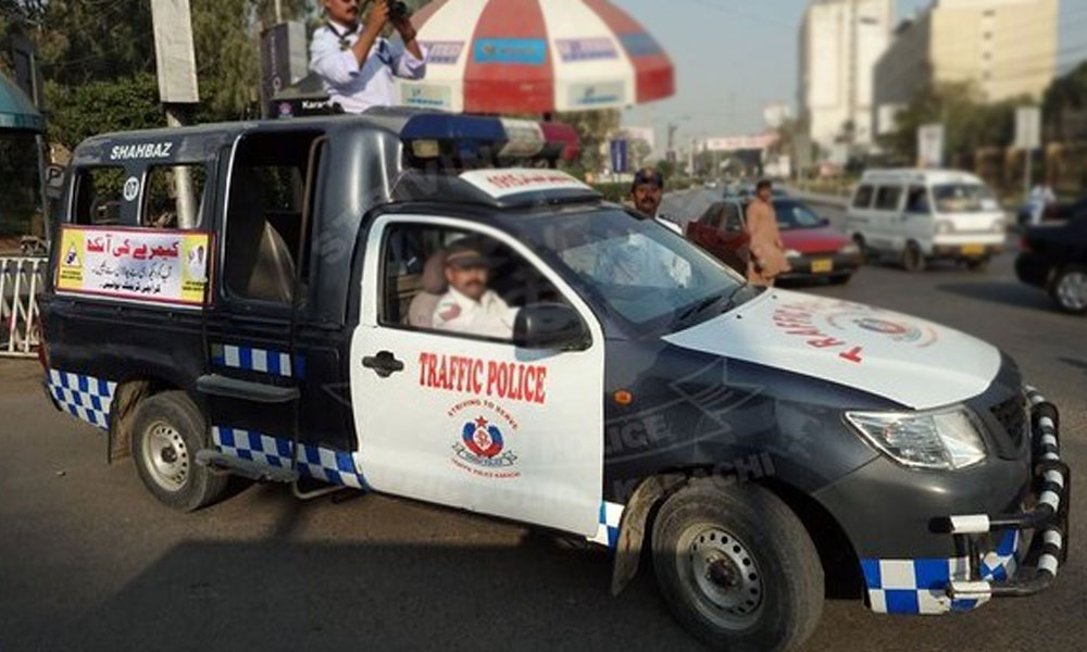 کراچی، ٹریفک پولیس اہلکار کا شہری پر تشدد