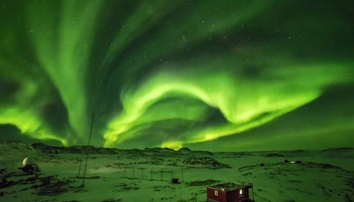 انٹارکٹیکا کے آسمان پر رنگوں کا انوکھا رقص