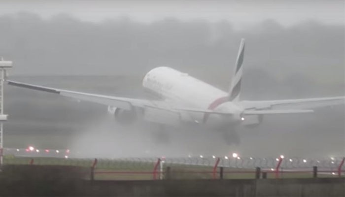 تیز ہواؤں نے طیارے کی لینڈنگ مشکل بنا دی