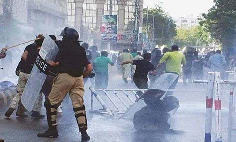 کراچی: وزیرِ اعلیٰ ہاؤس جانے والے اساتذہ پر لاٹھی چارج