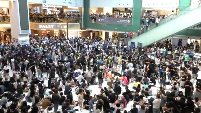 ہانگ کانگ : حکومت مخالف مظاہرین کی شاپنگ مال میں تو ڑ پھوڑ 