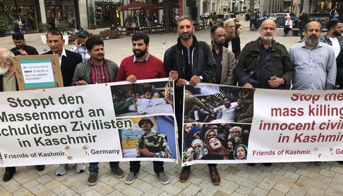 ہیمبرگ: کشمیریوں کے حق میں بھارتی قونصلیٹ کے سامنے مظاہرہ