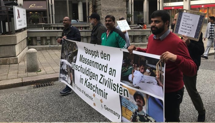 ہیمبرگ: کشمیریوں کے حق میں بھارتی قونصلیٹ کے سامنے مظاہرہ
