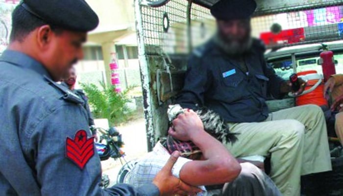 کراچی، کچرا پھینکنے پر پہلا شہری گرفتار