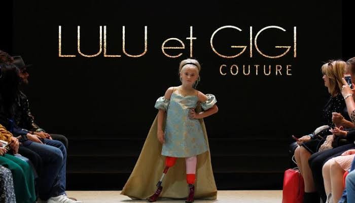 پیرس فیشن ویک ،بچی کی مصنوعی ٹانگوں کے ساتھ واک