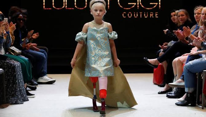 پیرس فیشن ویک ،بچی کی مصنوعی ٹانگوں کے ساتھ واک