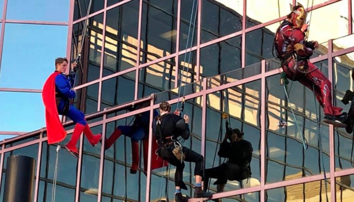 سپر ہیرو اسپتال کی کھڑکیاں صاف کرنےمیں مصروف