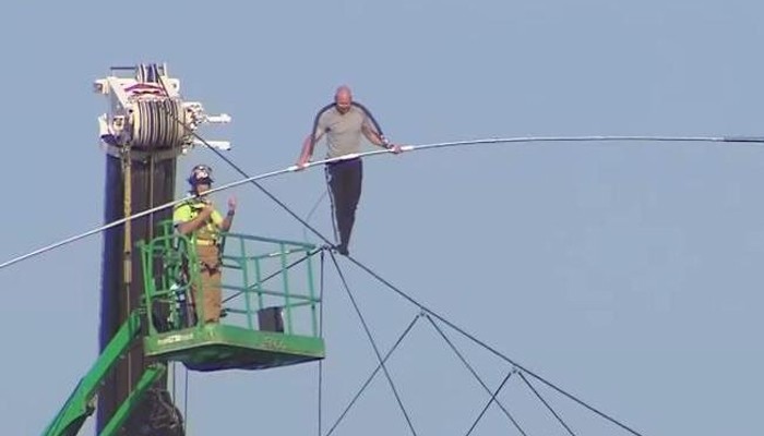 خطروں کے کھلاڑی کا رسی پر چلنے کا شاندار مظاہرہ