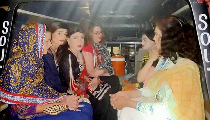 کراچی: خواجہ سراؤں کا تھانے پر حملہ، 21 گرفتار