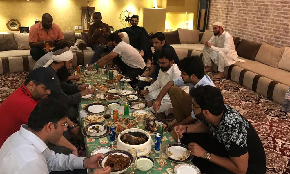 آفریدی کی ہولڈنگ سے کراچی  میں میچ  دیکھنے کی فرمائش