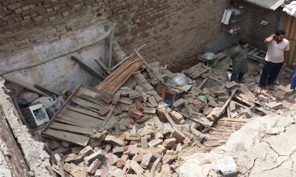 لاہور: خستہ مکان کی چھت منہدم، 2 افراد جاں بحق