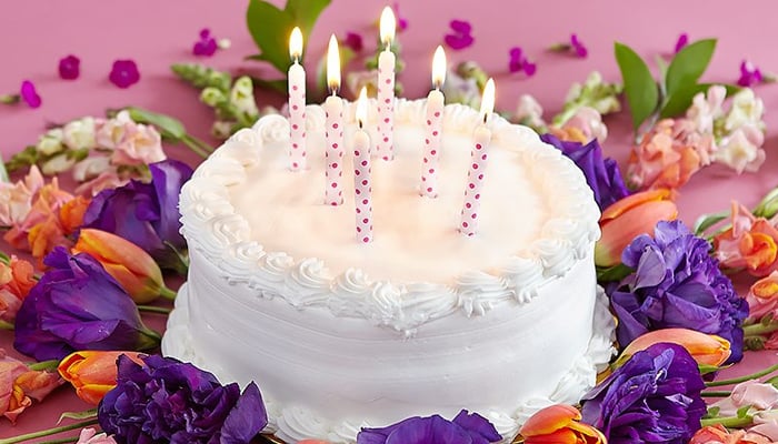 سالگرہ پر کیک کاٹنے کی تاریخ کیا ہے؟