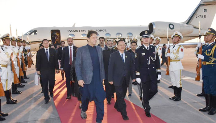 وزیر اعظم عمران خان بیجنگ پہنچ گئے