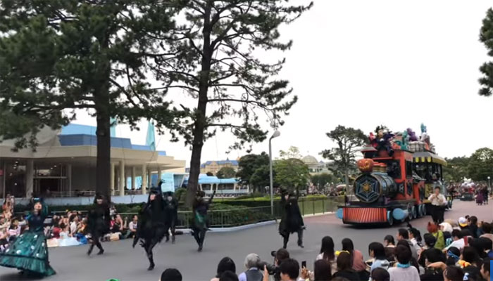 ٹوکیو ڈزنی لینڈ میں ہیلووین پریڈ کا انعقاد
