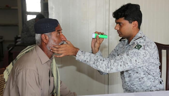 کراچی: پاک بحریہ کا عبدالرحمٰن گوٹھ میں مفت آئی کیمپ