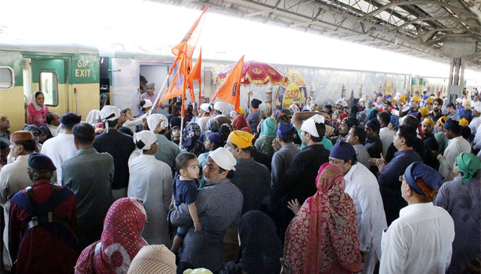  800 سکھ یاتری لاہور سےکراچی پہنچ گئے 