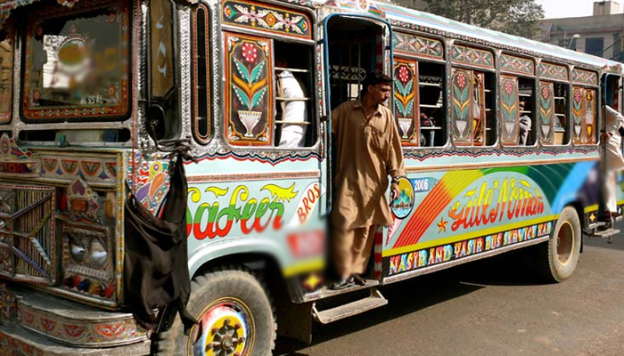 کراچی ،ایم اے جناح روڈ پر بس الٹنے سے 2افراد زخمی