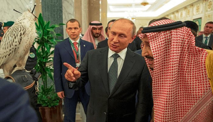 پیوٹن کا سعودی شاہ سلمان کو روسی شاہین کا قیمتی تحفہ