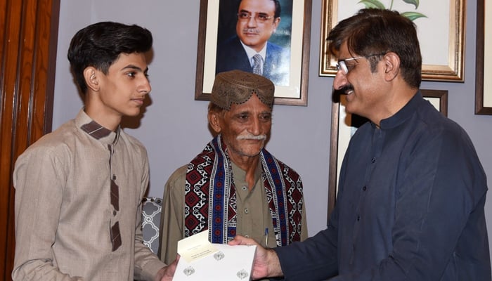  وزیراعلیٰ سندھ کا طالبعلم انس حبیب کیلئے کتاب کا تحفہ