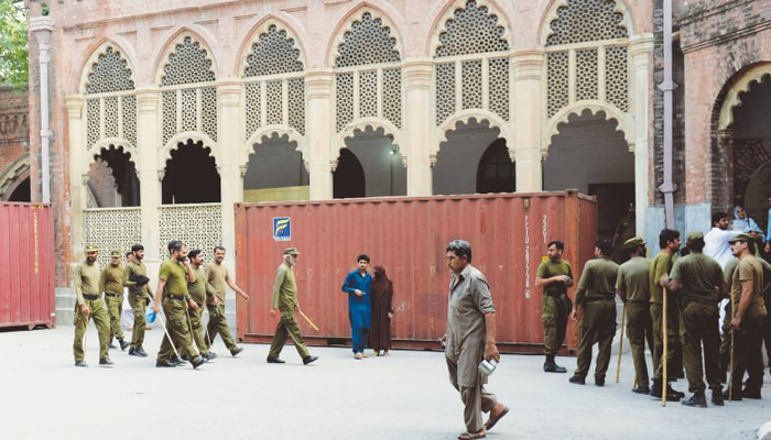 آزادی مارچ ، لاہور میں کنٹینرز کی پکڑ دھکڑ شروع