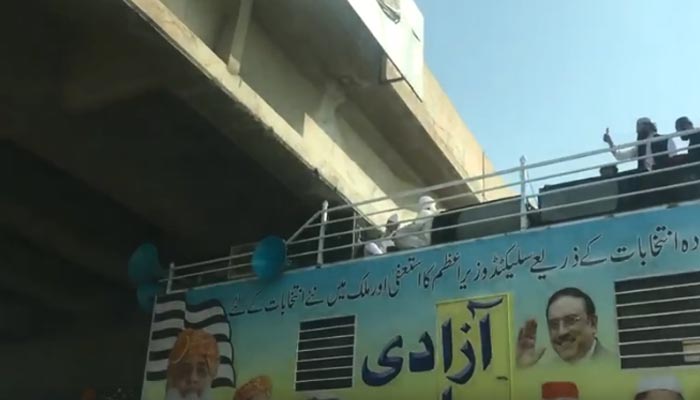 آزادی مارچ: مولانا فضل الرحمٰن کا ٹرک پل کے نیچے پھنس گیا