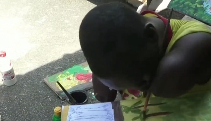 معذور افریقی آرٹسٹ کا منہ سے پینٹنگ کا شاندار مظاہرہ