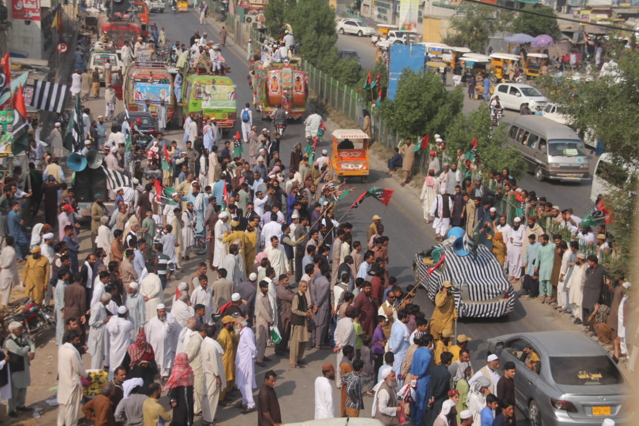 آزادی مارچ:گجر خان سے اسلام آباد کی تصویری جھلکیاں