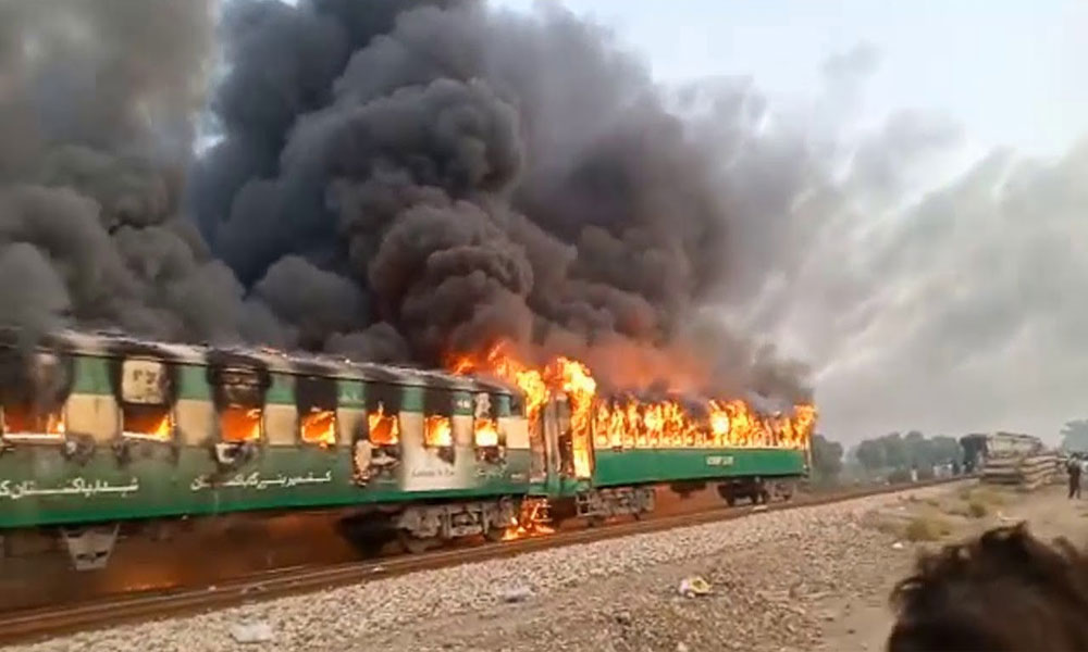 جلتی ٹرین سے چھلانگ لگانے والا آج دم توڑ گیا
