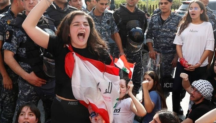 لبنان کے مظاہروں میں ہزاروں طلبا شریک