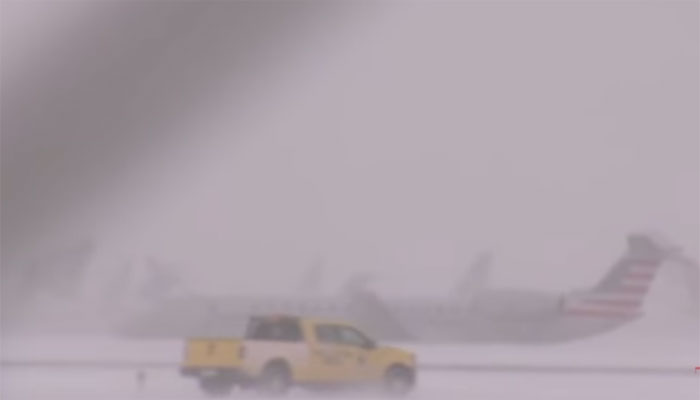 امریکا: برفانی طوفان، رن وے پر طیارہ پھسلتا دکھائی دیا