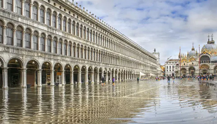وینس میں سیلاب کی تباہ کاریوں کے باعث ایمرجنسی نافذ