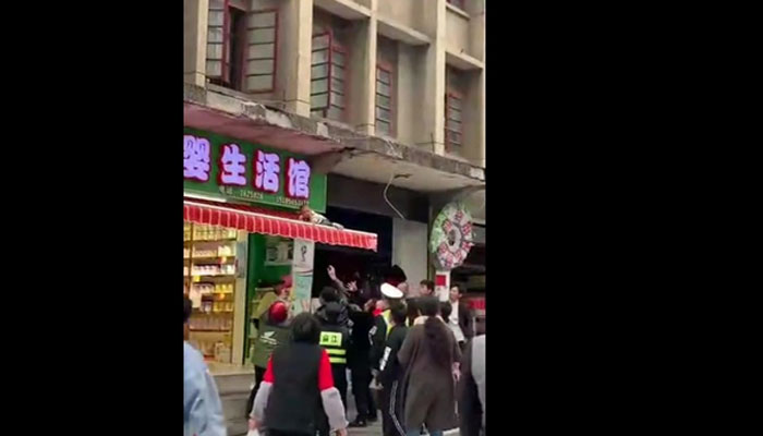 چین: تین سالہ بچے کی کھڑکی سے گرائونڈ فلور پر سیف لینڈنگ