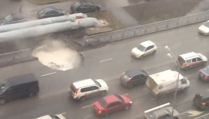 روس: شاہراہ پر کئی فٹ گہرا گڑھا پڑنے کی ویڈیو وائرل