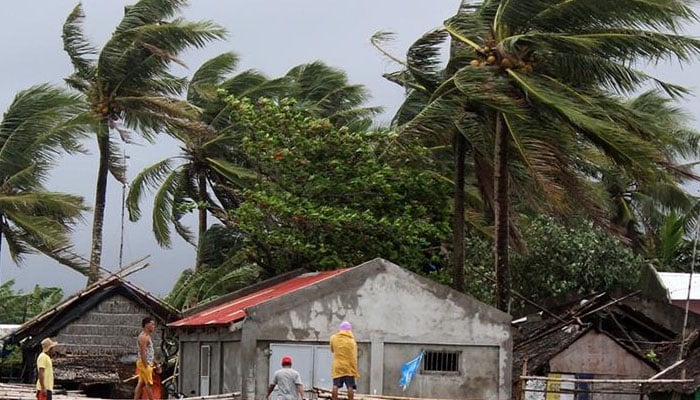 سمندری طوفان ’کموری‘ فلپائن کے ساحلی علاقے سے ٹکرا گیا