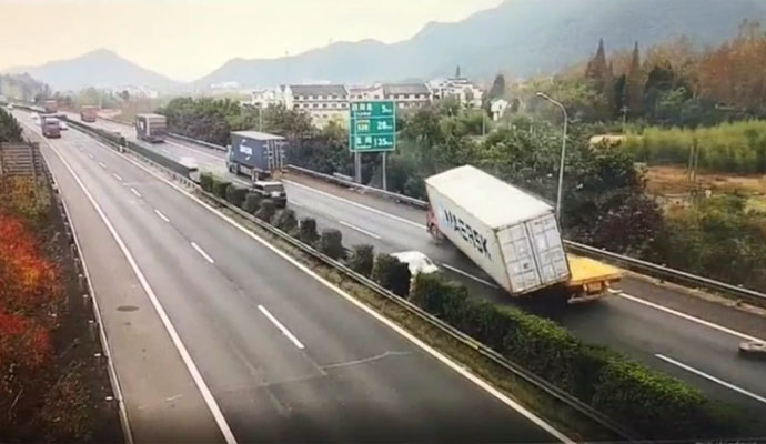 چین :ٹرک سے گرنے والے کنٹینر سے کار زد میں آنے سے بال بال بچی