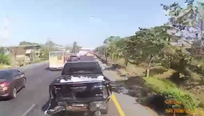 تھائی لینڈ: دوران ڈرائیونگ ٹرک ڈرائیور کی آنکھ لگ گئی!!