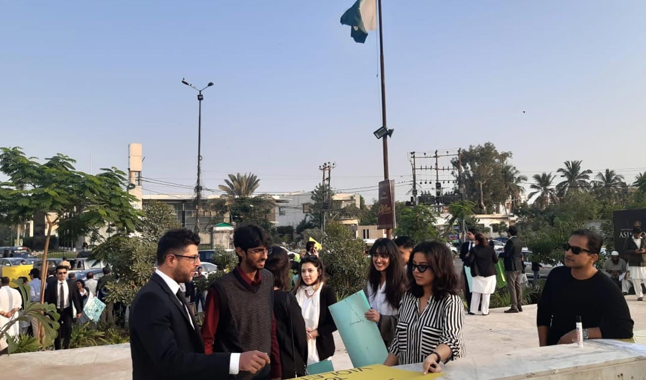 لاہور میں وکلا تشدد کے خلاف کراچی کے بیرسٹرز کا خاموش احتجاج 