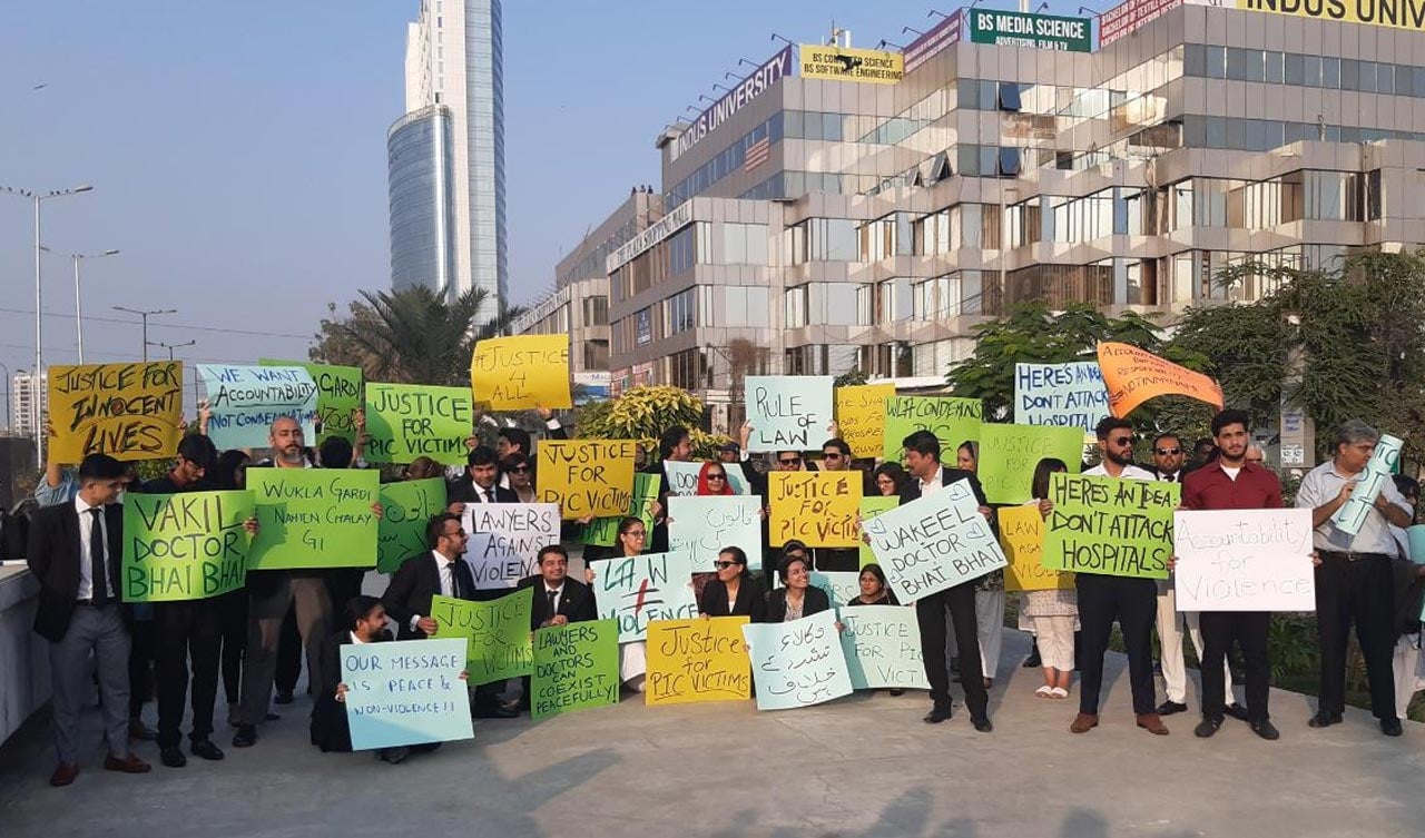 لاہور میں وکلا تشدد کے خلاف کراچی کے بیرسٹرز کا خاموش احتجاج 
