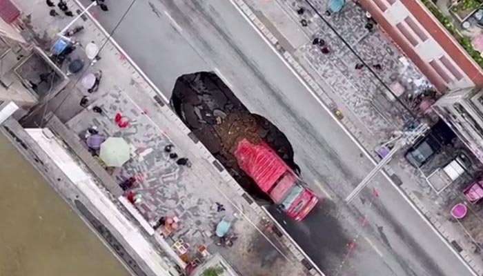 چین کی سڑک پر اچانک پڑنے والے گڑھے نے ٹرک کو نگل لیا