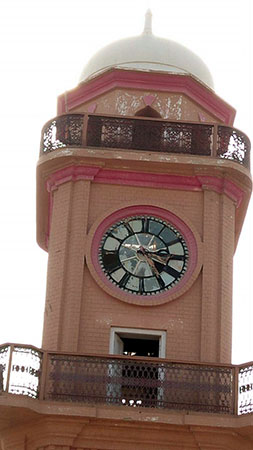 ’لٹریسی ٹاور‘ شہر کے پانچ گھنٹہ گھروں میں سے ایک ہے