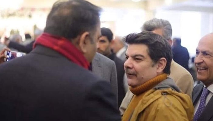مبشر لقمان نے فواد چودھری کے خلاف درخواست دائر کرادی