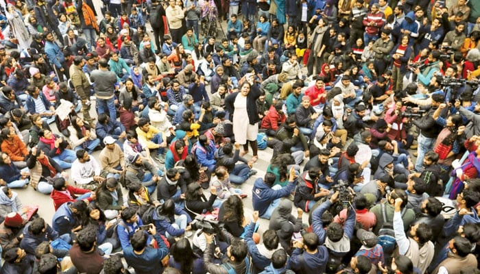 نئی دہلی میں طلباء پر انتہا پسندوں کے حملے